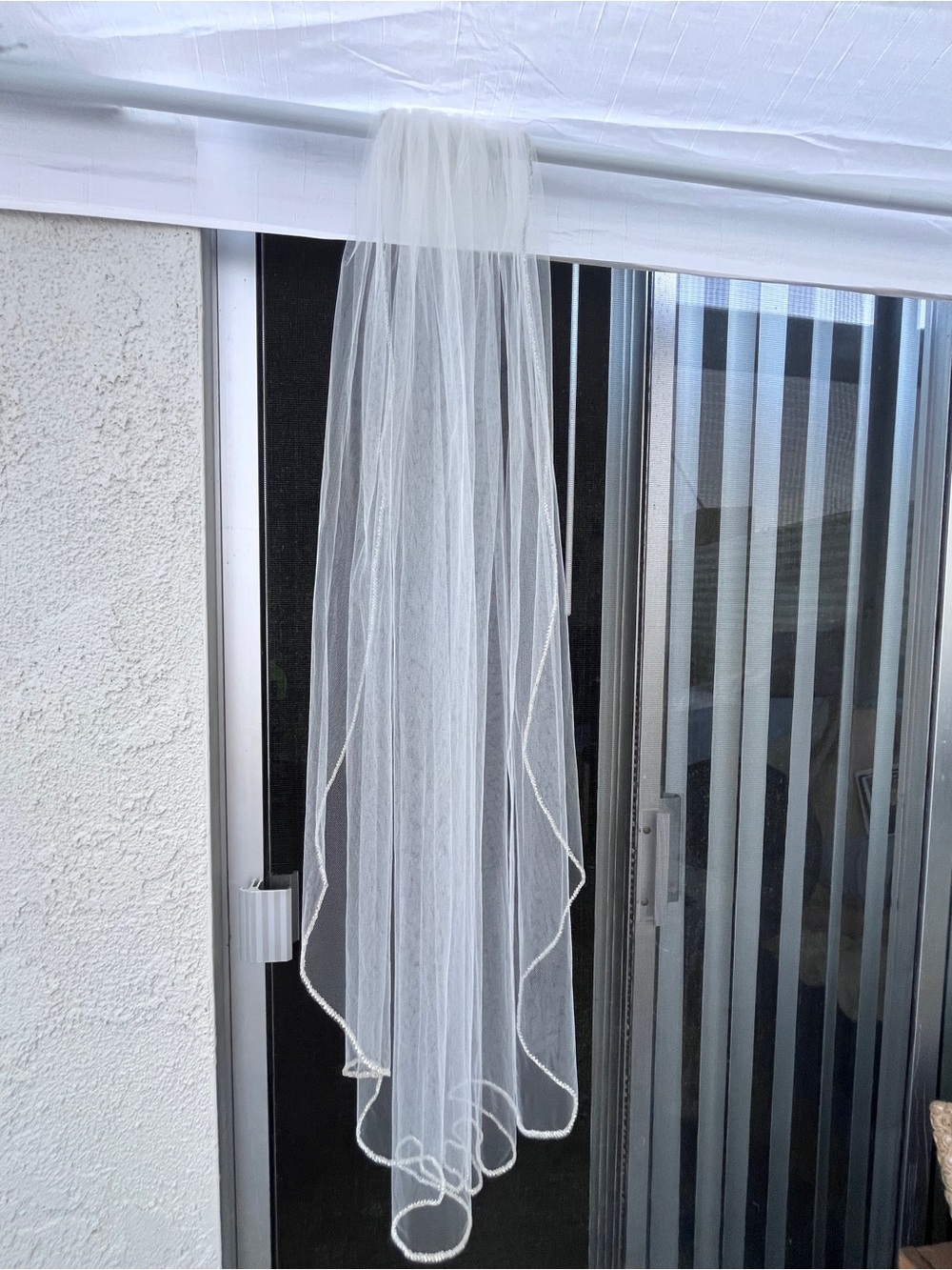Bridal Single-Tier Fingertip-Length Bridal Veil with Beaded/Pencil Edge